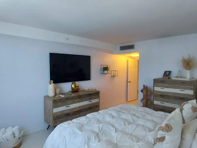 2501 S Ocean Dr, Hollywood FL 33019