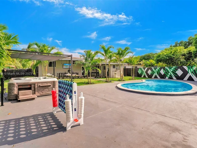 14830 N Spur Dr, Miami FL 33161