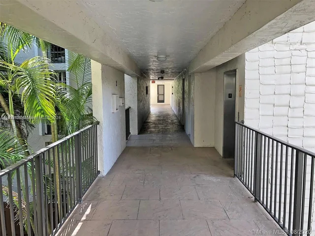 6902 N KENDALL DRIVE # E202, Pinecrest FL 33156