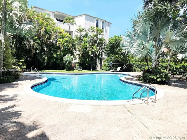 6902 N KENDALL DRIVE # E202, Pinecrest FL 33156