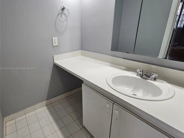 6902 N KENDALL DRIVE # E202, Pinecrest FL 33156