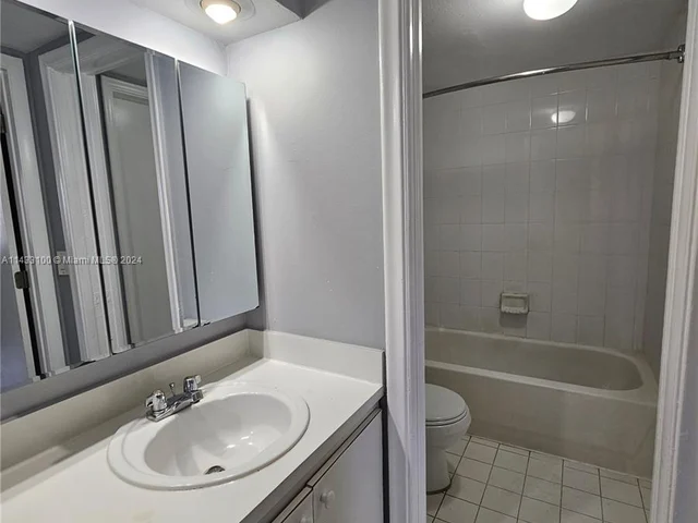 6902 N KENDALL DRIVE # E202, Pinecrest FL 33156