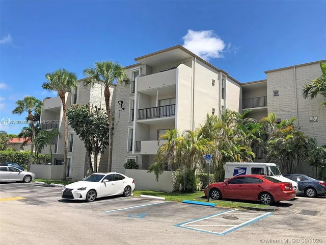 6902 N KENDALL DRIVE # E202, Pinecrest FL 33156
