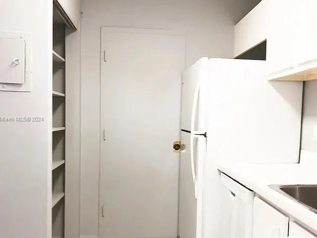 6902 N KENDALL DRIVE # E202, Pinecrest FL 33156