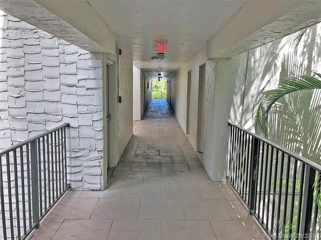 6902 N KENDALL DRIVE # E202, Pinecrest FL 33156