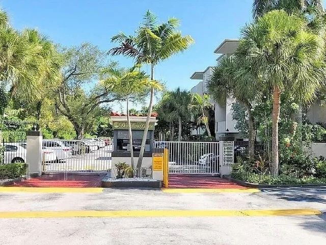 6902 N KENDALL DRIVE # E202, Pinecrest FL 33156