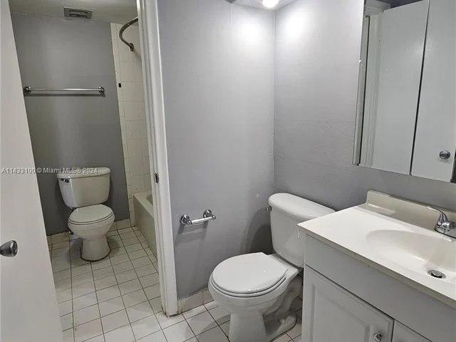 6902 N KENDALL DRIVE # E202, Pinecrest FL 33156