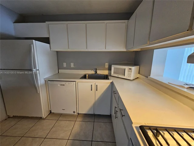 6902 N KENDALL DRIVE # E202, Pinecrest FL 33156