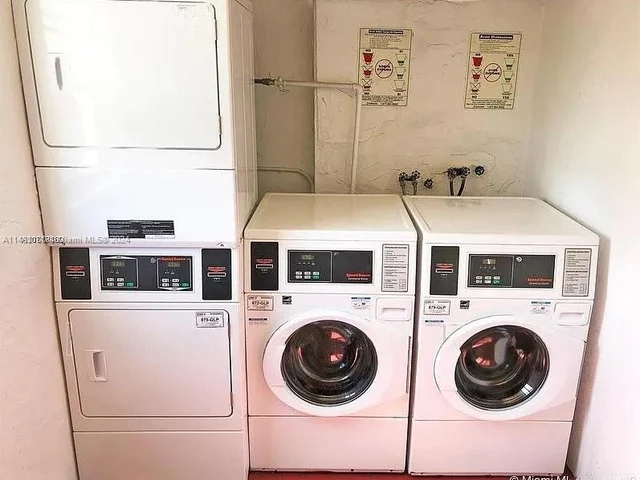 6902 N KENDALL DRIVE # E202, Pinecrest FL 33156