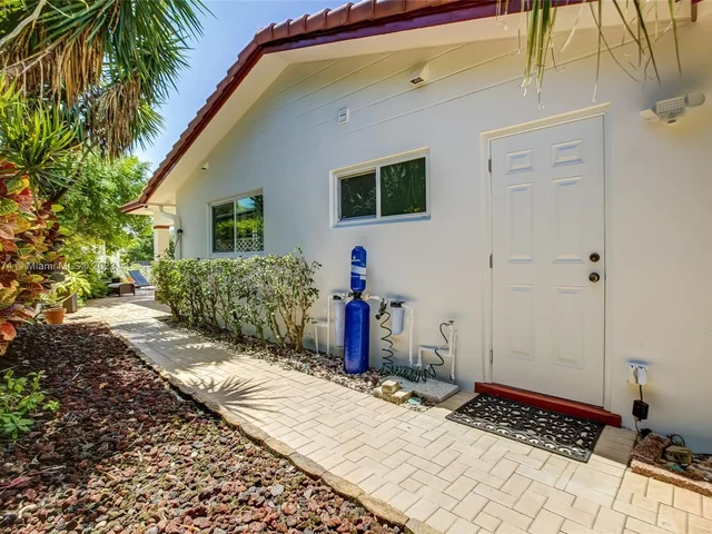 1060 NE 26th Ave, Pompano Beach FL 33062