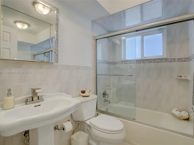 1060 NE 26th Ave, Pompano Beach FL 33062