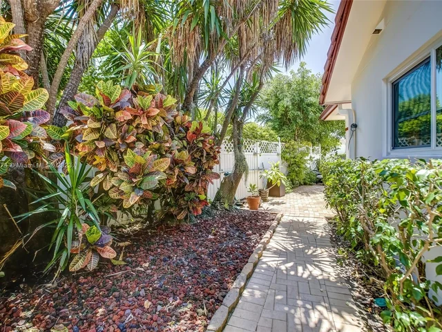 1060 NE 26th Ave, Pompano Beach FL 33062