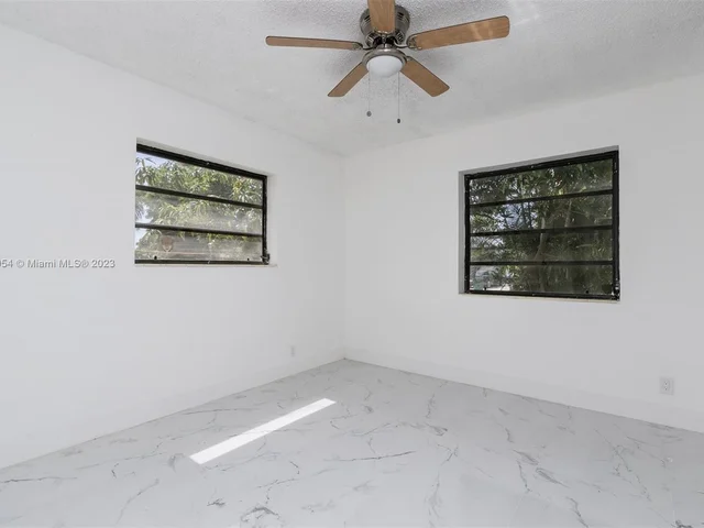 845 NE 180th St, Miami FL 33162