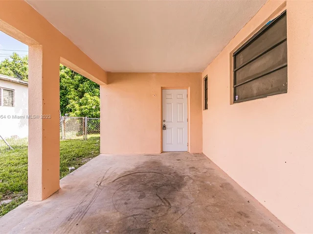 845 NE 180th St, Miami FL 33162