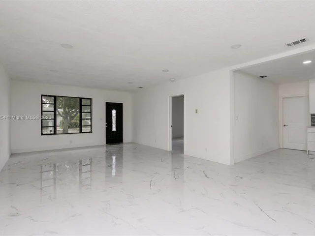 845 NE 180th St, Miami FL 33162