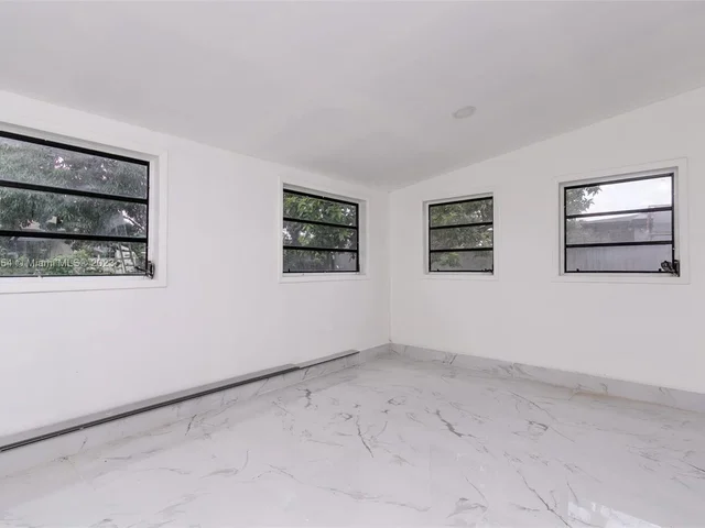 845 NE 180th St, Miami FL 33162