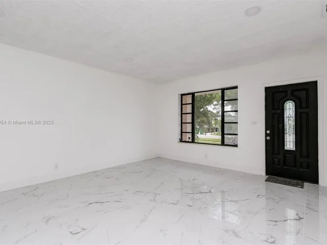 845 NE 180th St, Miami FL 33162