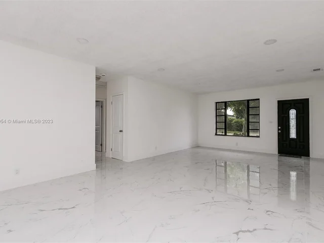 845 NE 180th St, Miami FL 33162