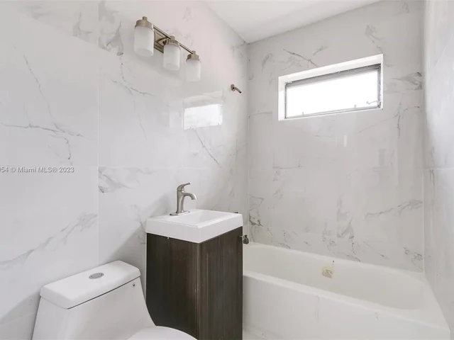 845 NE 180th St, Miami FL 33162