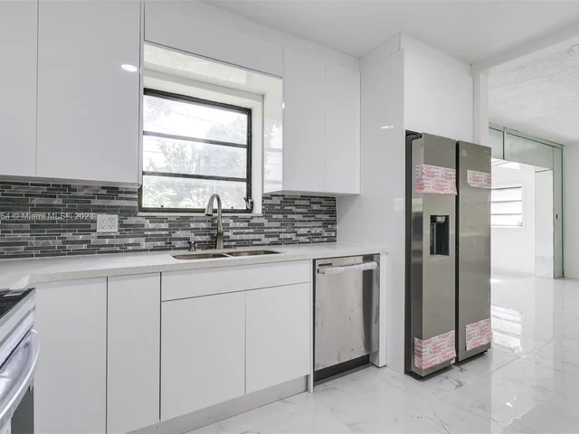 845 NE 180th St, Miami FL 33162