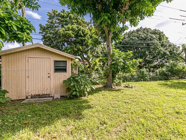 845 NE 180th St, Miami FL 33162