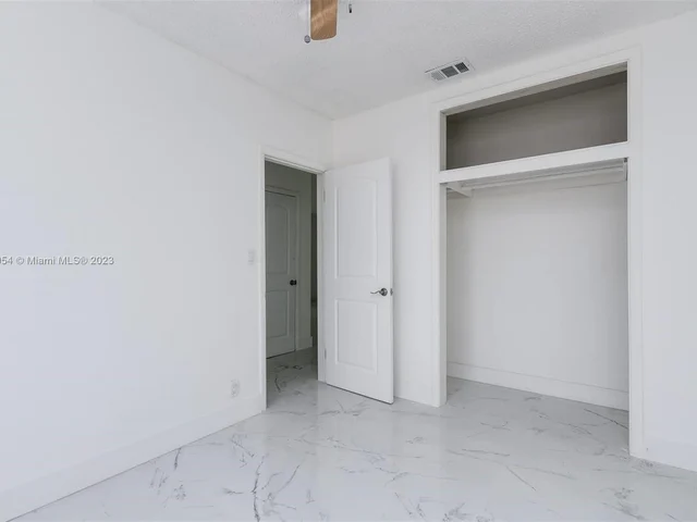 845 NE 180th St, Miami FL 33162