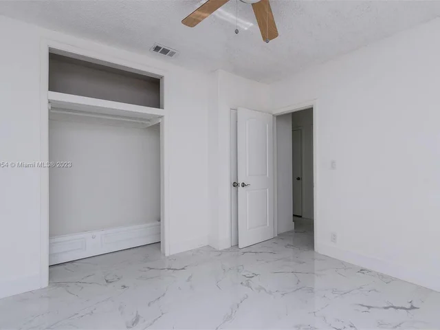 845 NE 180th St, Miami FL 33162