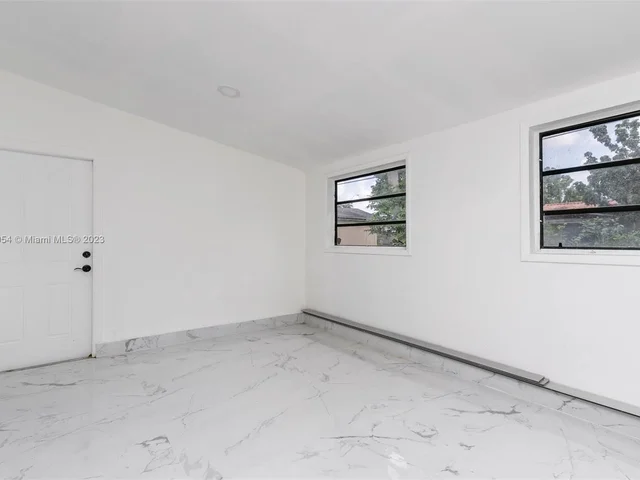 845 NE 180th St, Miami FL 33162