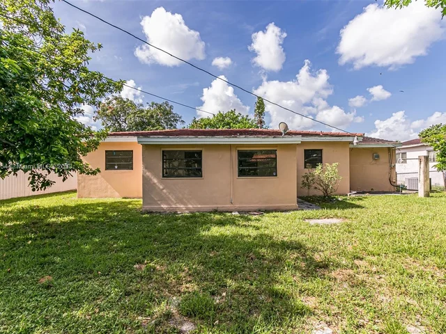 845 NE 180th St, Miami FL 33162