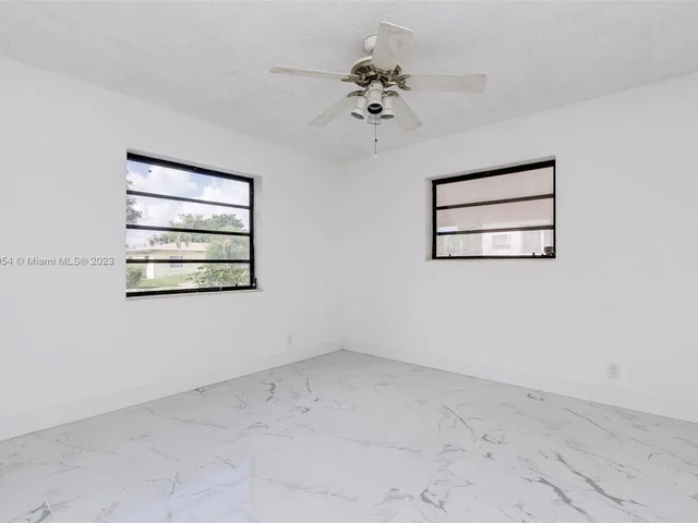 845 NE 180th St, Miami FL 33162