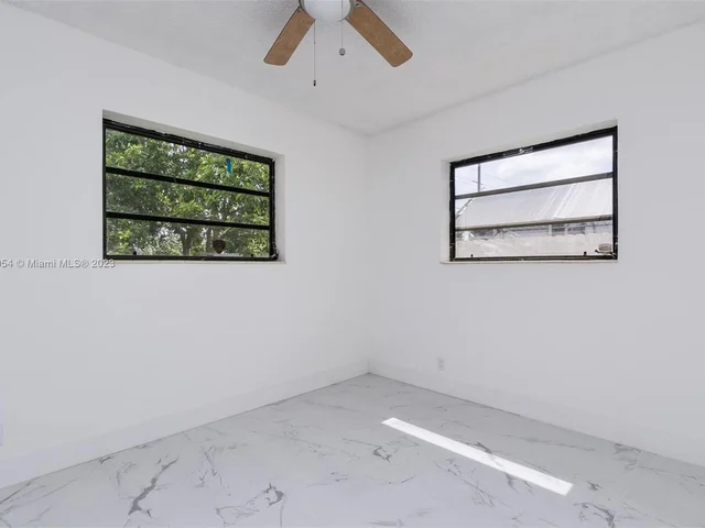 845 NE 180th St, Miami FL 33162