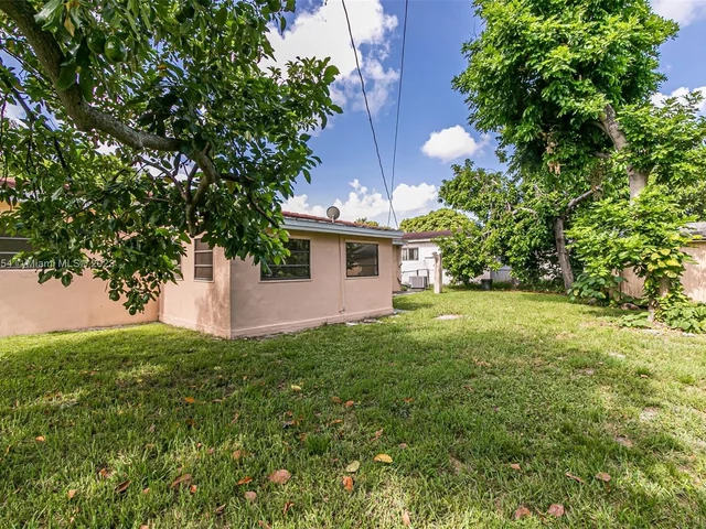 845 NE 180th St, Miami FL 33162