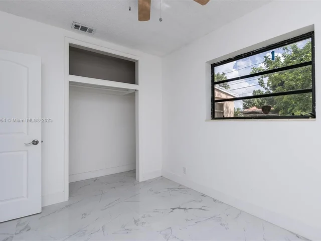 845 NE 180th St, Miami FL 33162