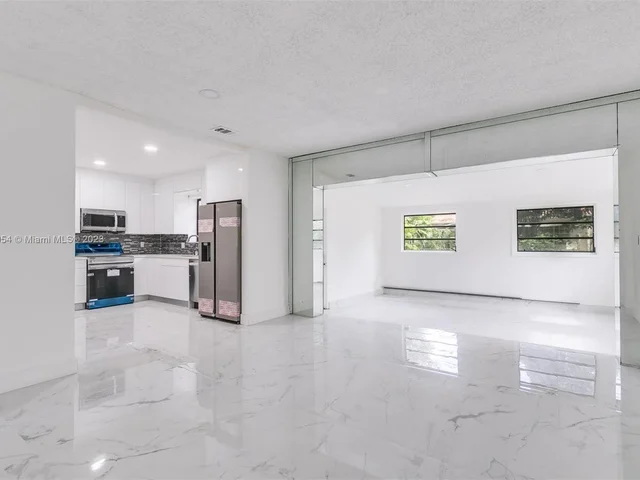 845 NE 180th St, Miami FL 33162