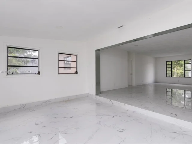 845 NE 180th St, Miami FL 33162