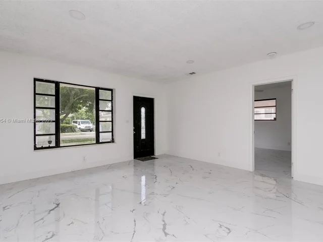 845 NE 180th St, Miami FL 33162