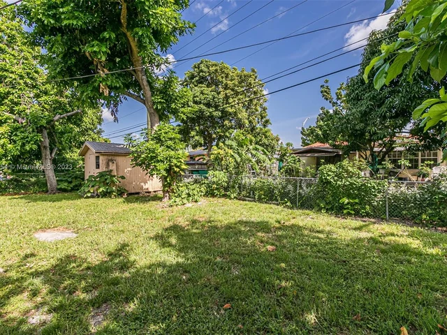 845 NE 180th St, Miami FL 33162