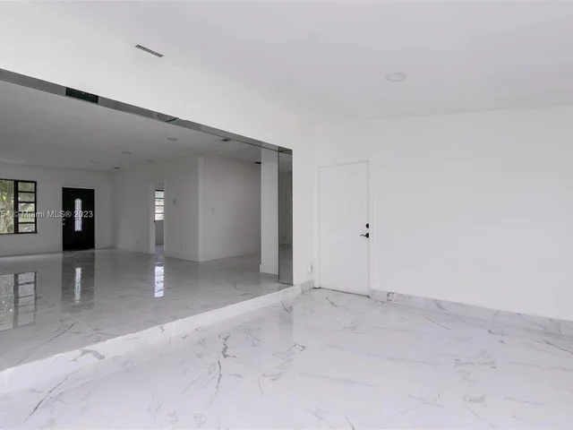 845 NE 180th St, Miami FL 33162