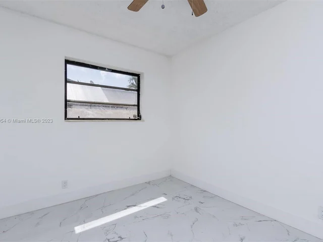 845 NE 180th St, Miami FL 33162