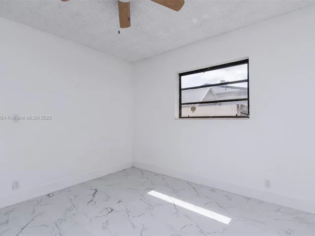 845 NE 180th St, Miami FL 33162