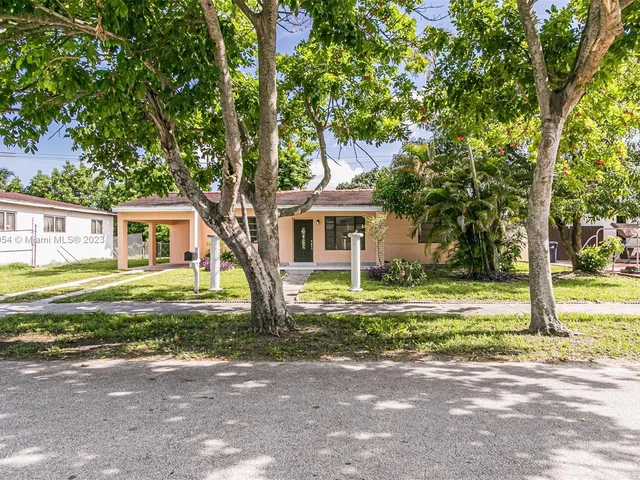 845 NE 180th St, Miami FL 33162