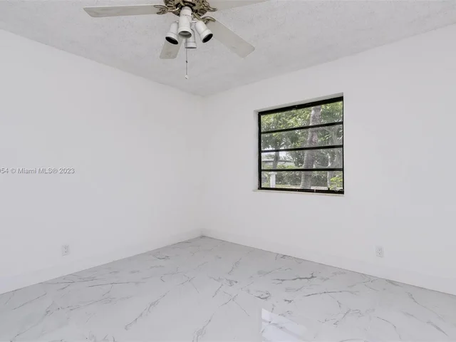 845 NE 180th St, Miami FL 33162