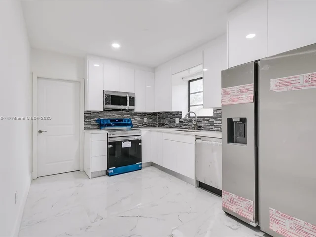 845 NE 180th St, Miami FL 33162