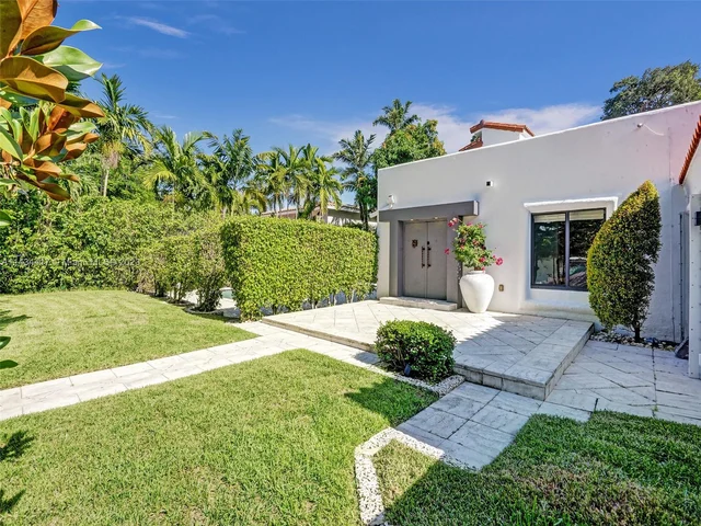 820 SE 8th St, Fort Lauderdale FL 33316