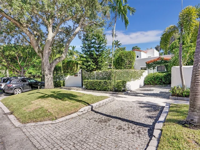 820 SE 8th St, Fort Lauderdale FL 33316