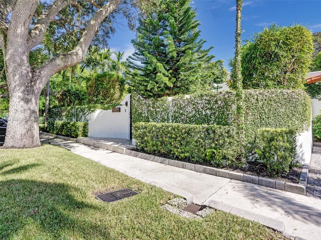 820 SE 8th St, Fort Lauderdale FL 33316