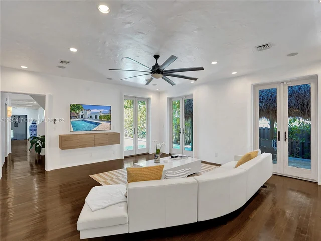 820 SE 8th St, Fort Lauderdale FL 33316