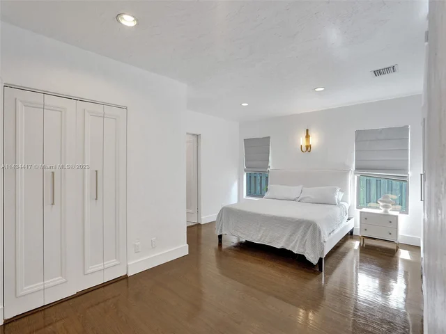 820 SE 8th St, Fort Lauderdale FL 33316