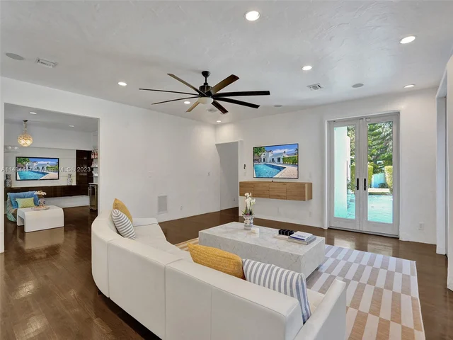 820 SE 8th St, Fort Lauderdale FL 33316