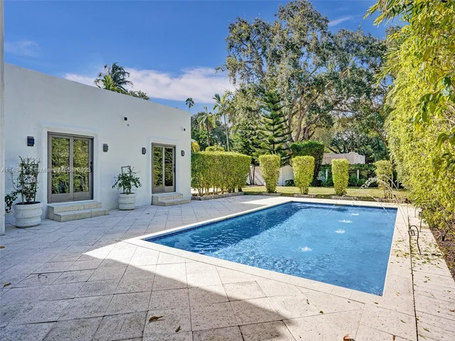 820 SE 8th St, Fort Lauderdale FL 33316